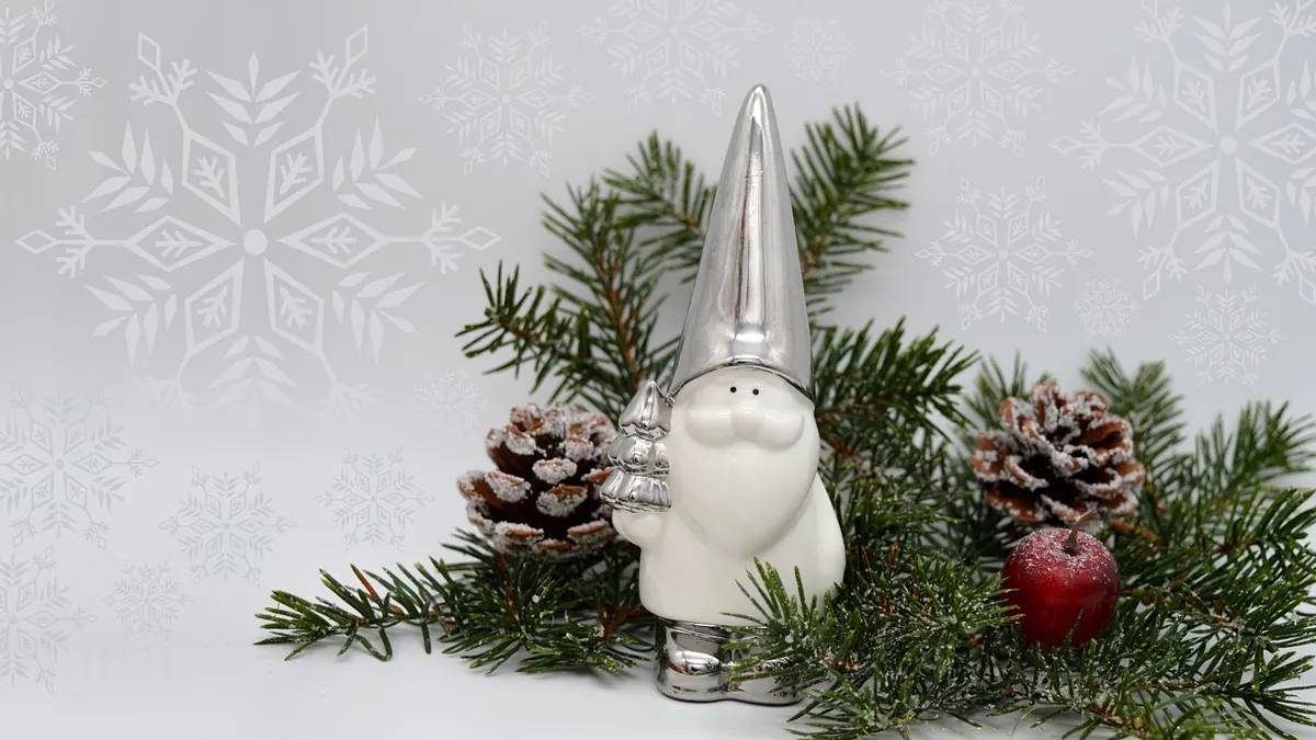 julemotiv med nisse og julepynt