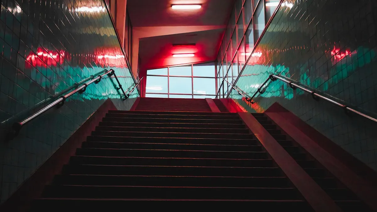 underjordisk trappeopgang i station