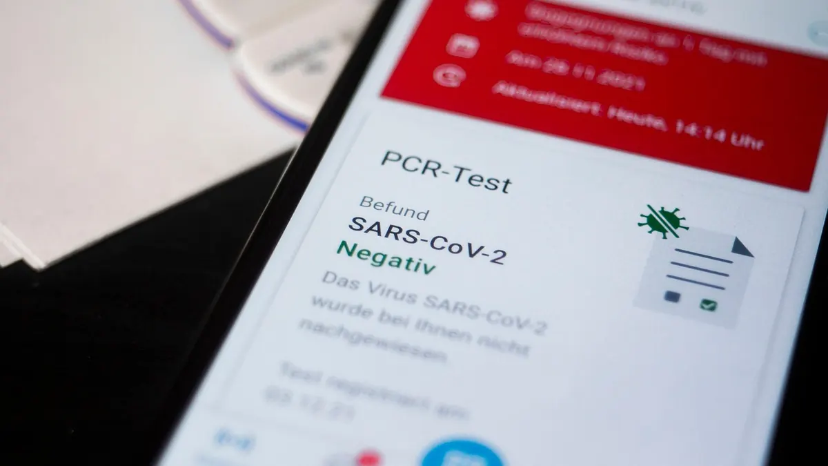 rød advarselsskærm om corona på smartphone